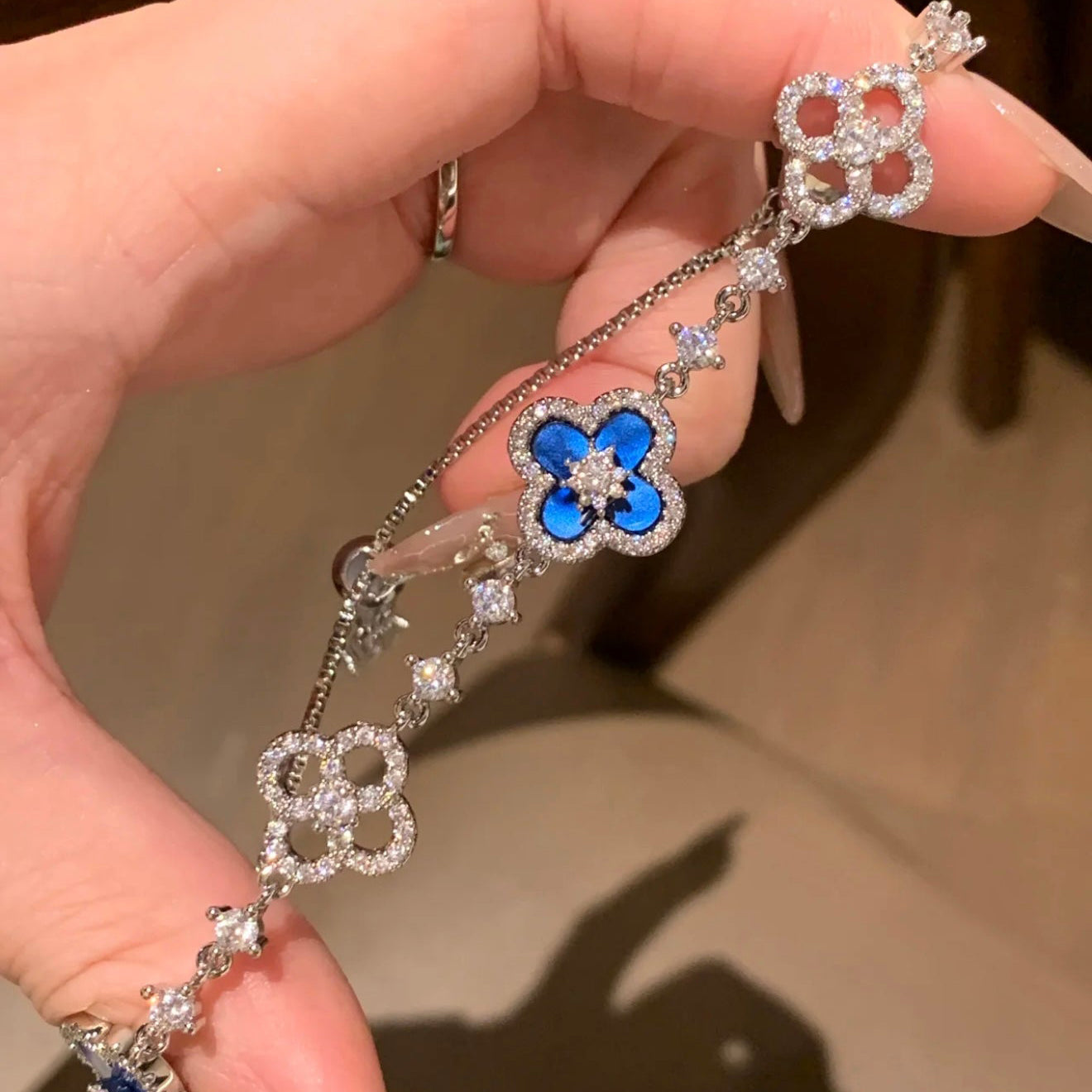 ¡®Lumi¡¯CLOVER 5 MOTIF PINK BLUE RED WHITE BRACELET