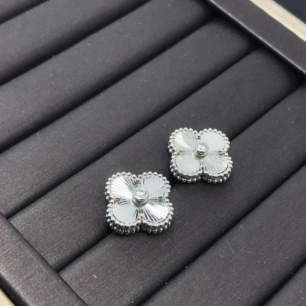 ¡®Lumi¡¯CLOVER MINI 9.5MM LASER EARRINGS