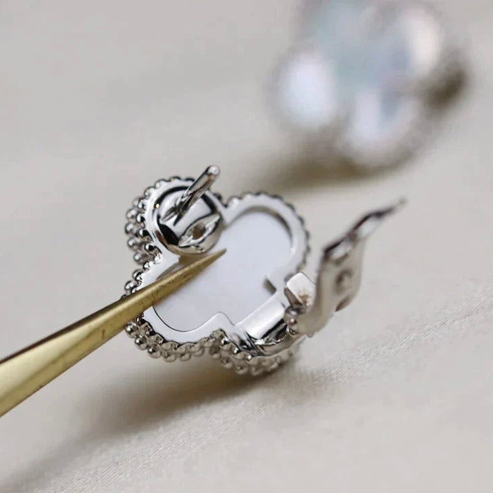 ¡®Lumi¡¯CLOVER MEDIUM 1 MOTIFS  WHITE MOP EARRINGS SILVER