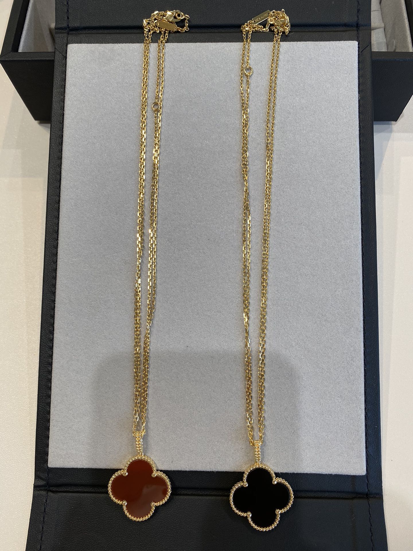 ¡®Lumi¡¯CLOVER 25MM NECKLACE GOLD CARNELIAN