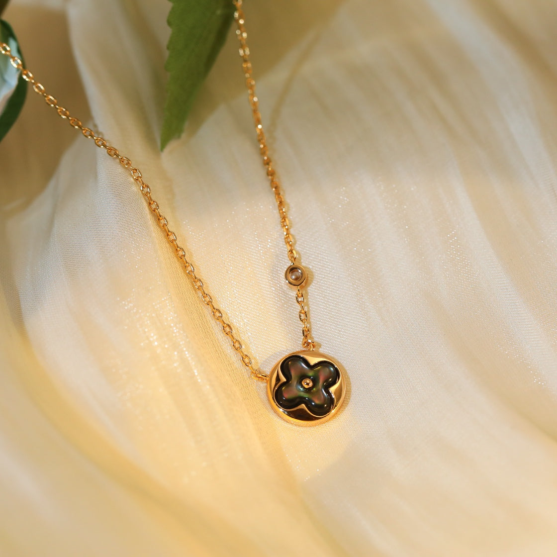 ¡®Lumi¡¯SUN PEDANT PINK GOLD 1 DIAMOND NECKLACE