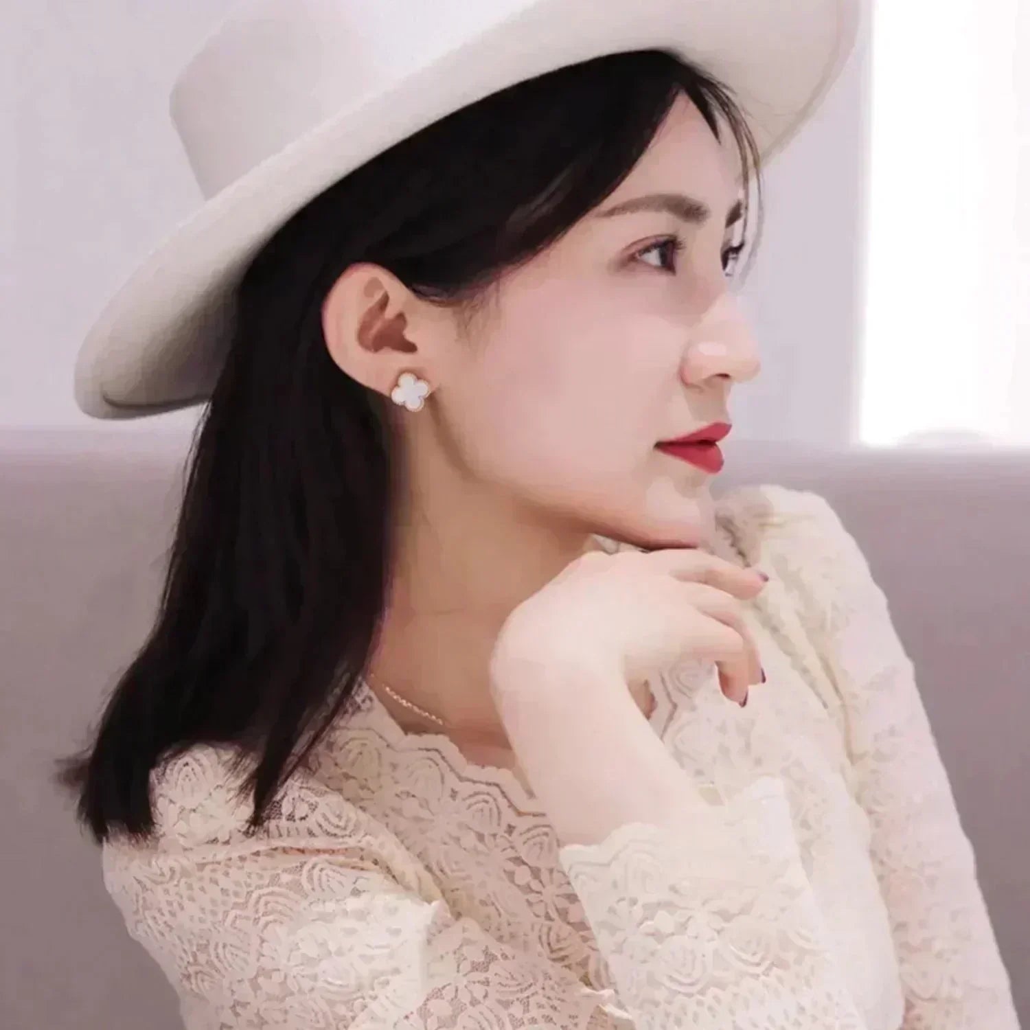 ¡®Lumi¡¯CLOVER MEDIUM 1 MOTIFS  WHITE MOP STUD EARRINGS