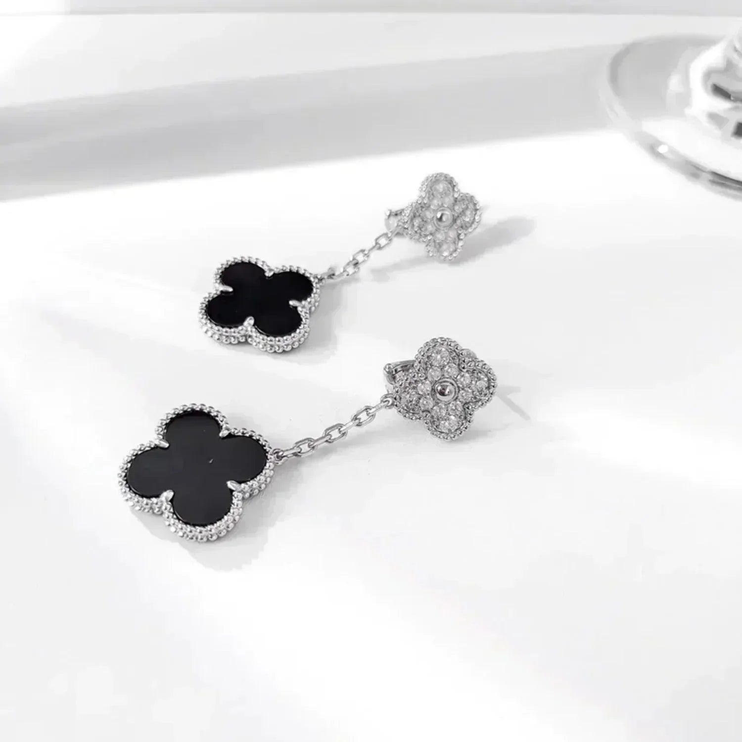 ¡®Lumi¡¯CLOVER 2 MOTIFS  DIAMOND ONYX EARRINGS SILVER