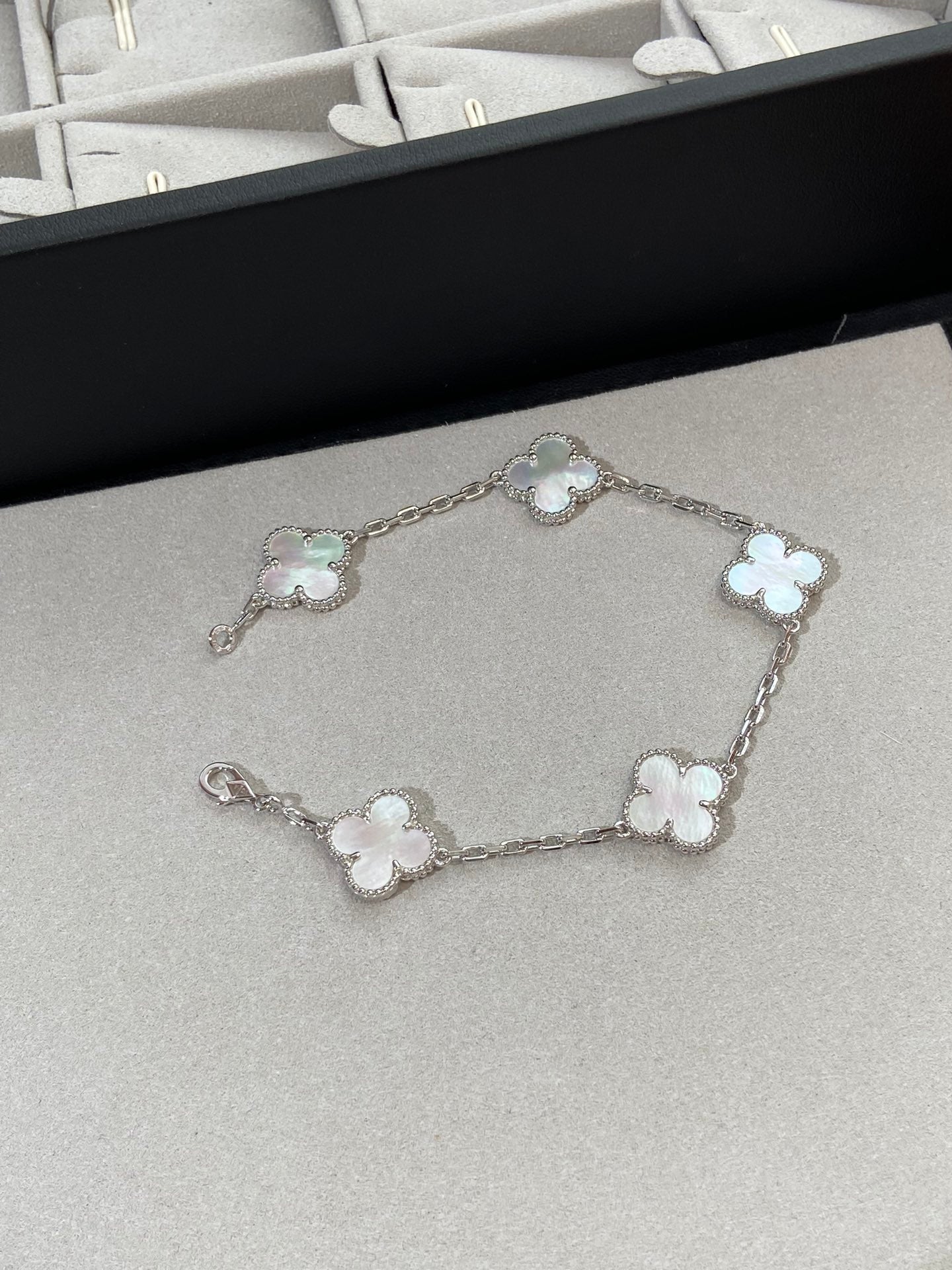 [Lumi jewelry]CLOVER WHITE PEARL MOP 5 MOTIF BRACELET COLLECTION