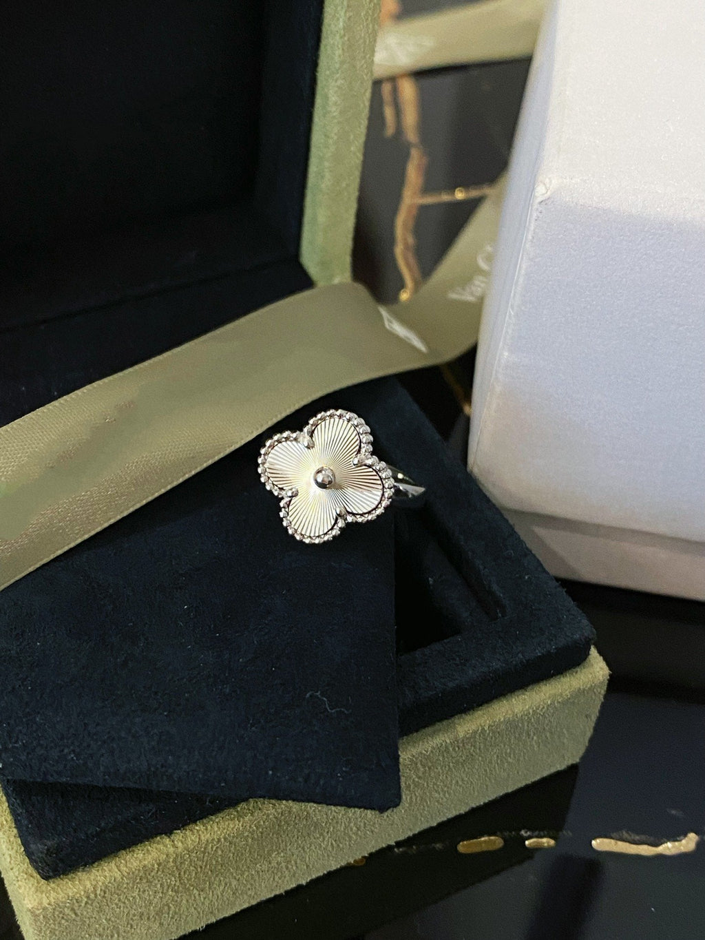 ¡®Lumi¡¯CLOVER SILVER RING