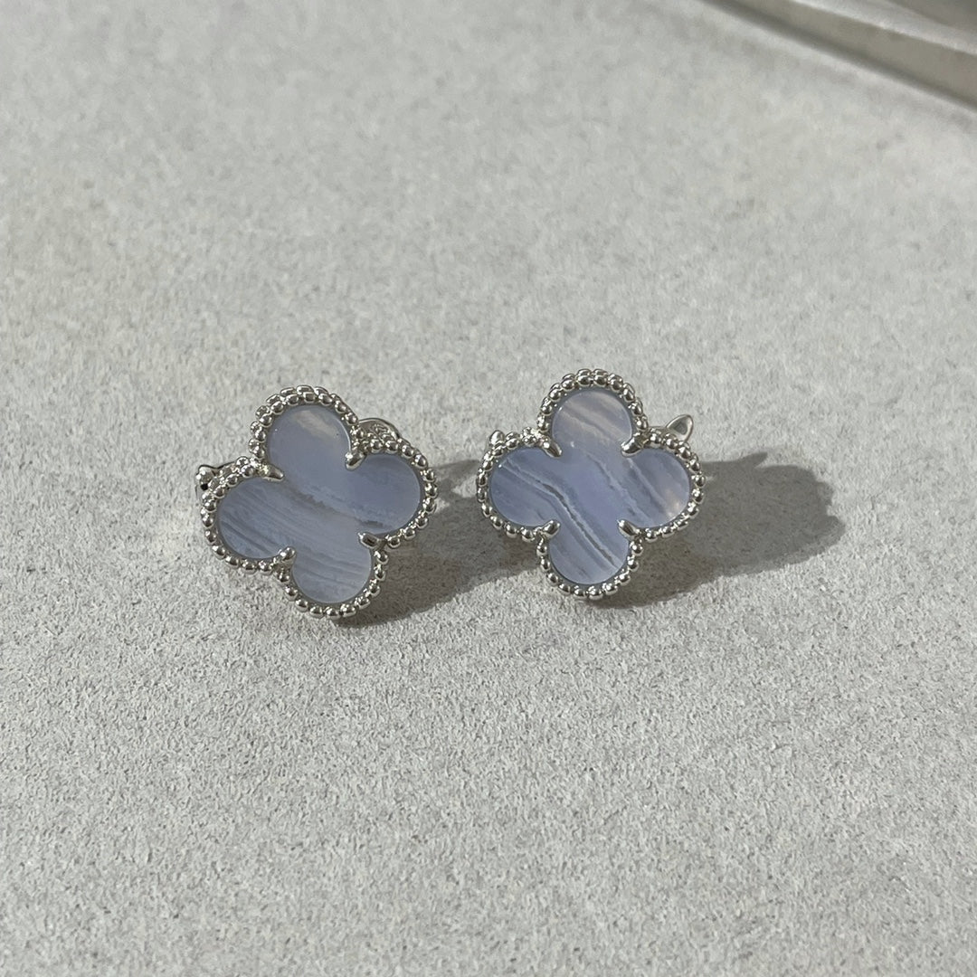 ¡®Lumi¡¯CLOVER CHALCEDONY SILVER STUD EARRINGS