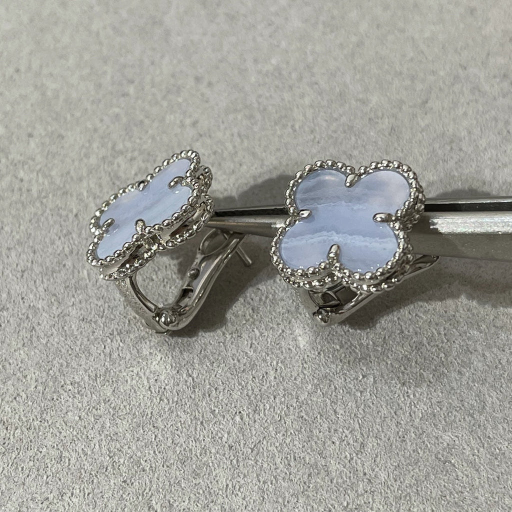 ¡®Lumi¡¯CLOVER CHALCEDONY SILVER STUD EARRINGS