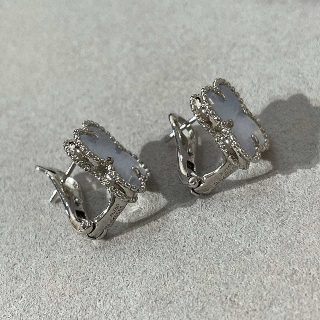¡®Lumi¡¯CLOVER CHALCEDONY SILVER STUD EARRINGS