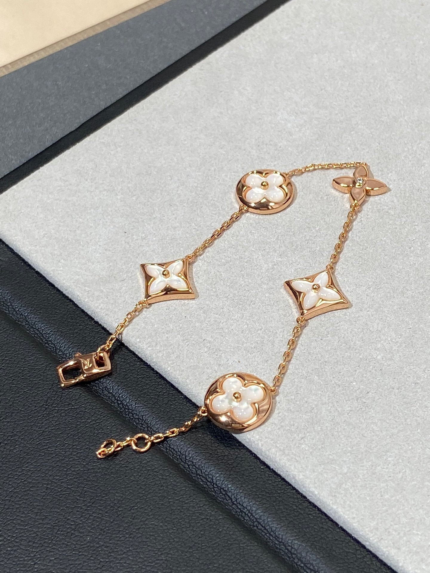 ¡®Lumi¡¯STAR AND SUN 5 MOTIF MOP PINK GOLD BRACELET