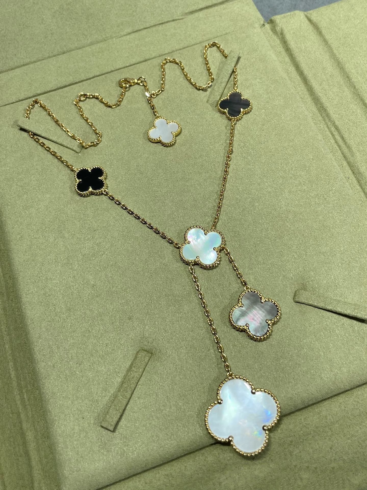 ¡®Lumi¡¯CLOVER 6 MOTIF MOP ONYX GOLD NECKLACE