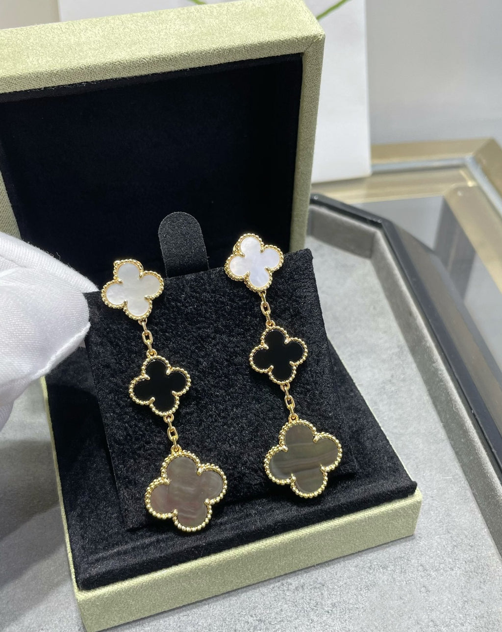 ¡®Lumi¡¯CLOVER 3 MOTIF MOP ONYX DARK MOP PINK GOLD EARRINGS