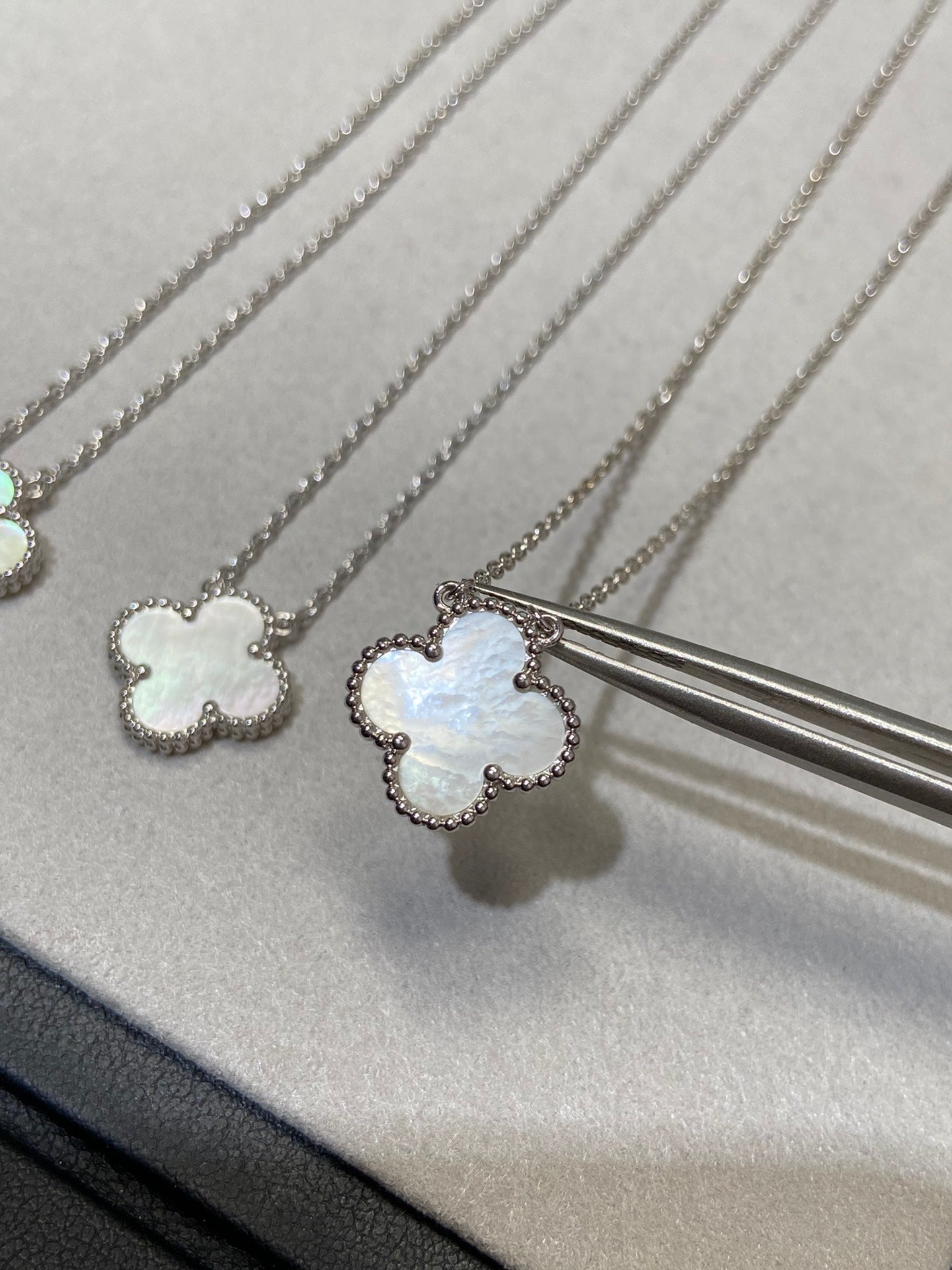 ¡®Lumi¡¯CLOVER MEDIUM SILVER WHITE MOP NECKLACE