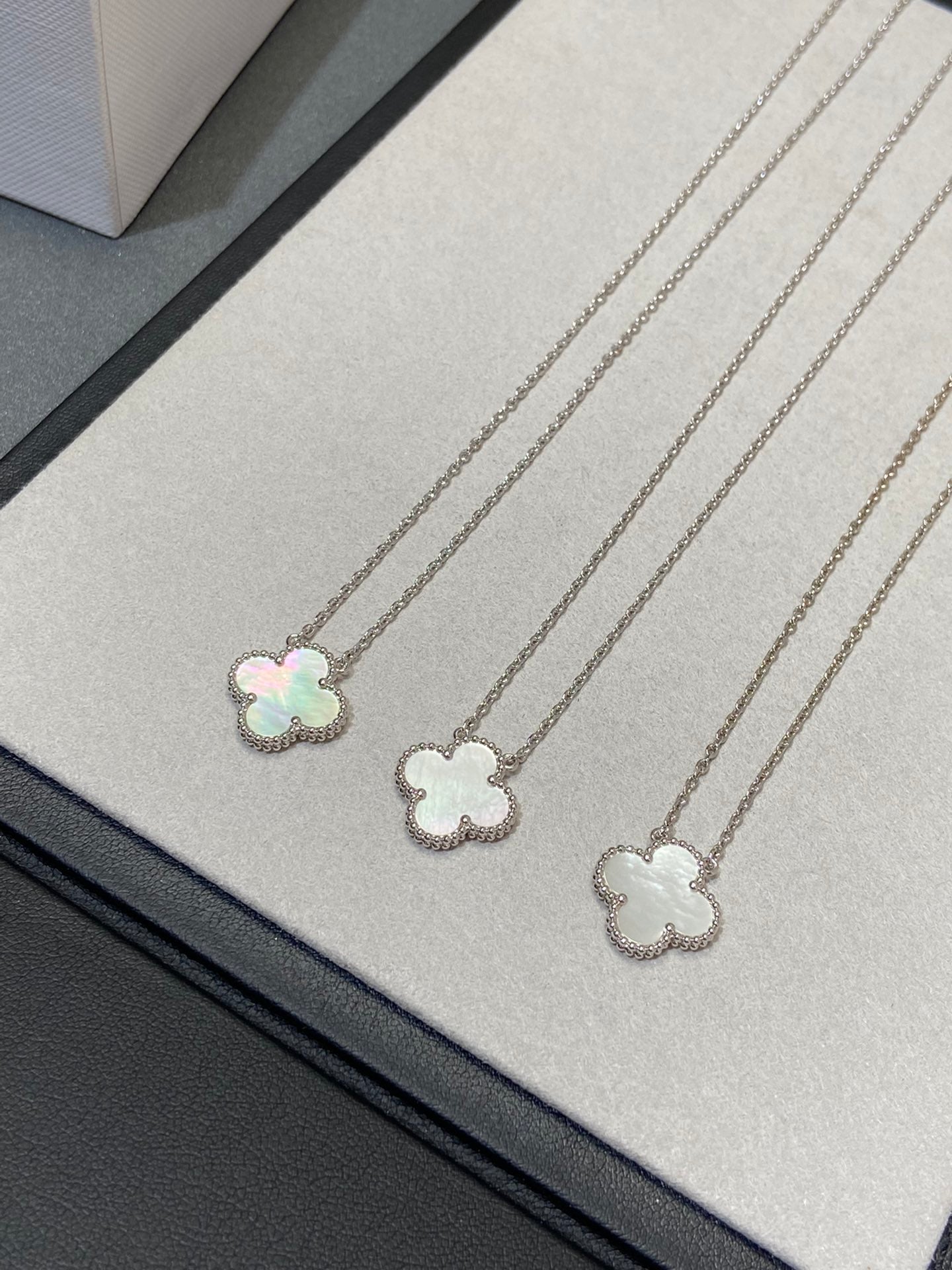 ¡®Lumi¡¯CLOVER MEDIUM SILVER WHITE MOP NECKLACE