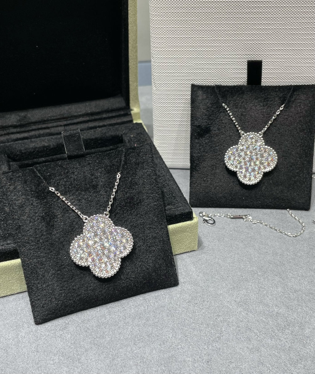 ¡®Lumi¡¯CLOVER 25MM LARGE PENDANT DIAMOND PAVED SILVER NECKLACE