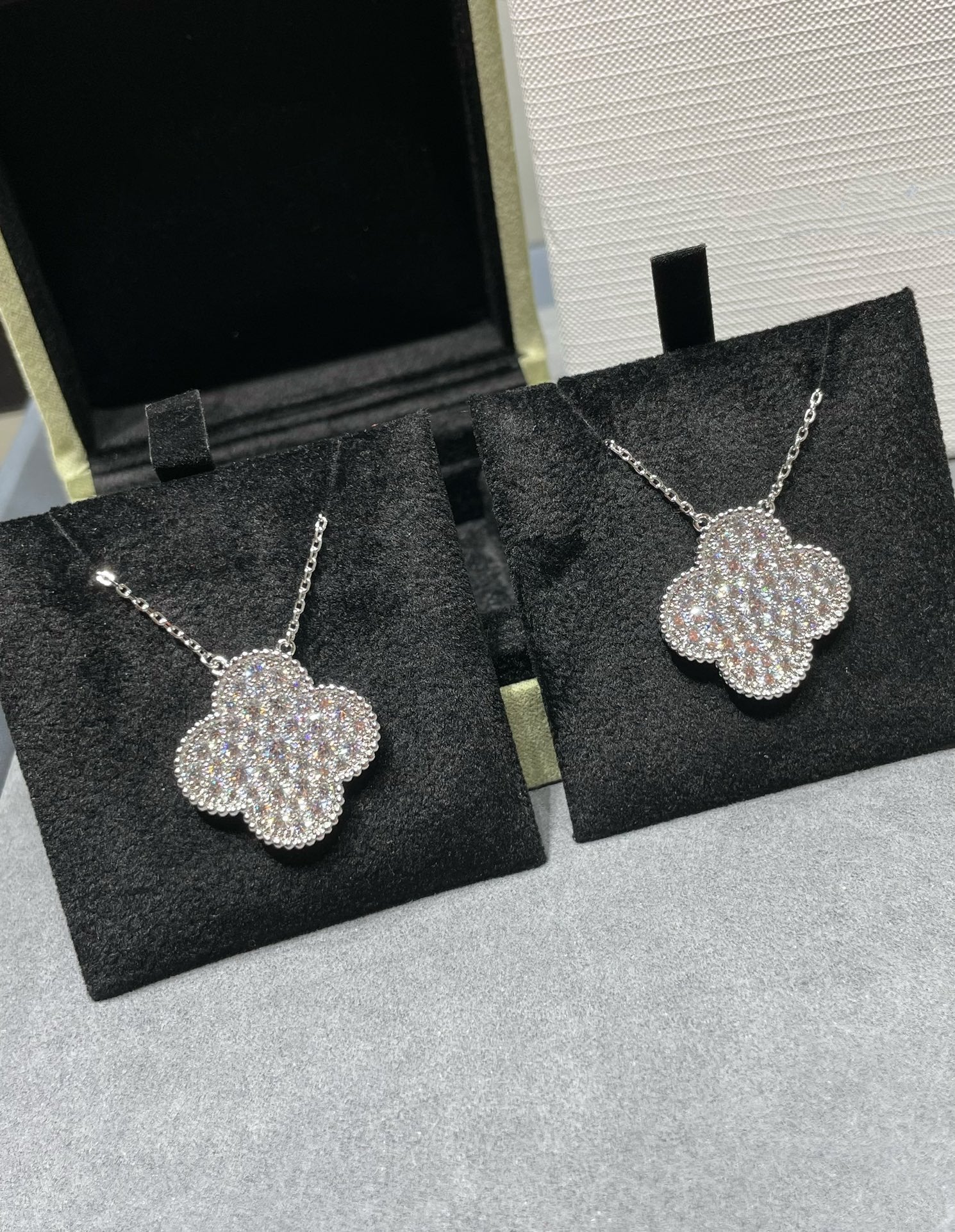 ¡®Lumi¡¯CLOVER 25MM LARGE PENDANT DIAMOND PAVED SILVER NECKLACE