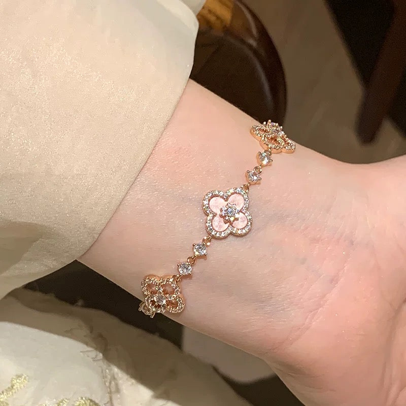 ¡®Lumi¡¯CLOVER 5 MOTIF PINK BLUE RED WHITE BRACELET