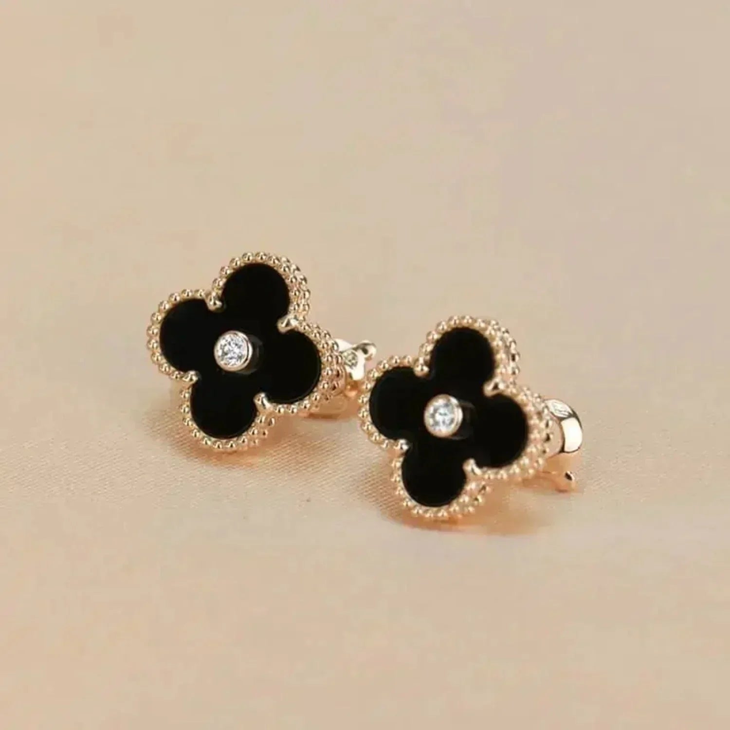 ¡®Lumi¡¯CLOVER MEDIUM 1 MOTIFS ONYX DIAMOND EARRINGS