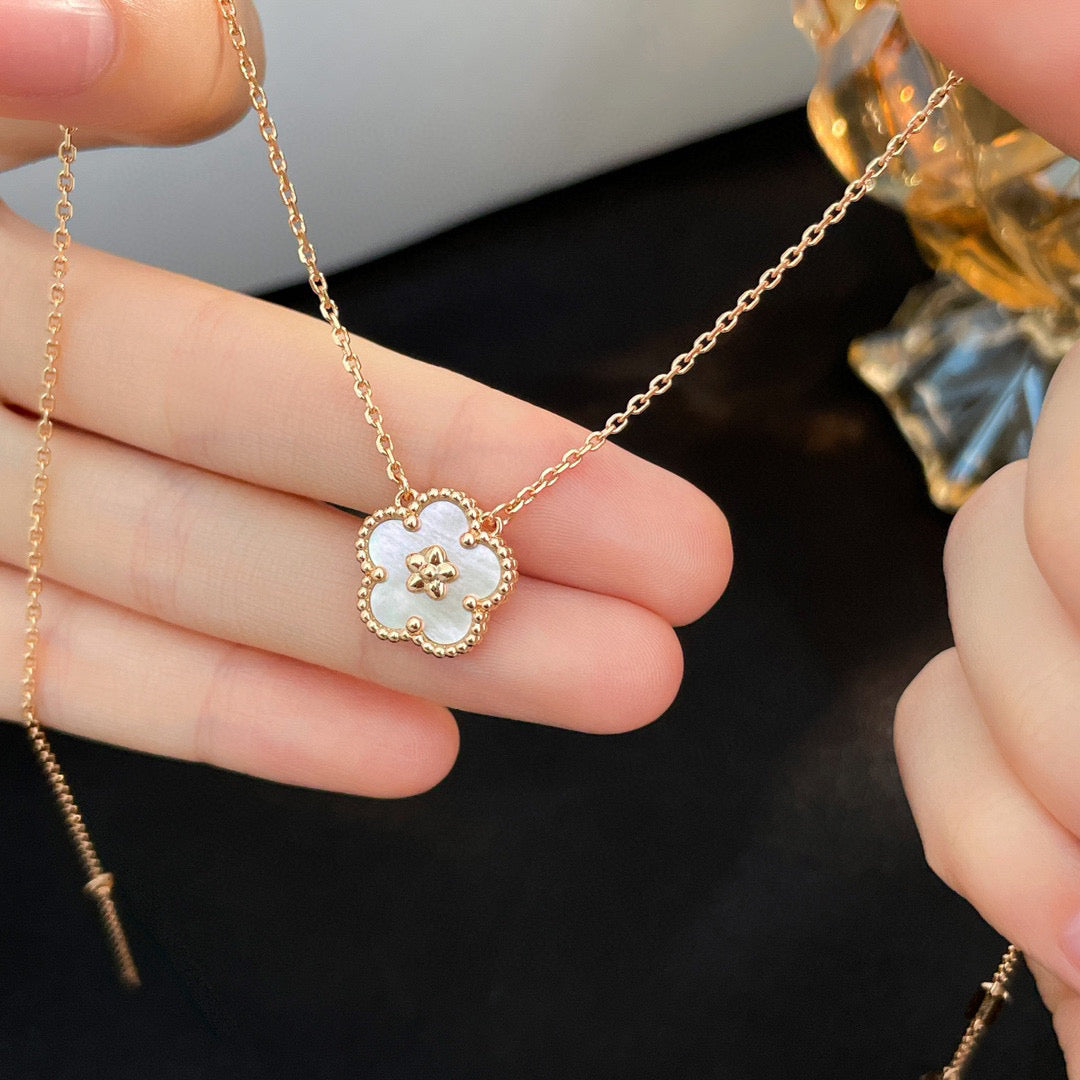 ¡®Lumi¡¯LUCKY  WHITE MOP  PLUM BLOSSOM NECKLACE