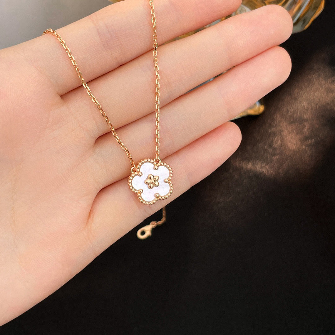 ¡®Lumi¡¯LUCKY  WHITE MOP  PLUM BLOSSOM NECKLACE