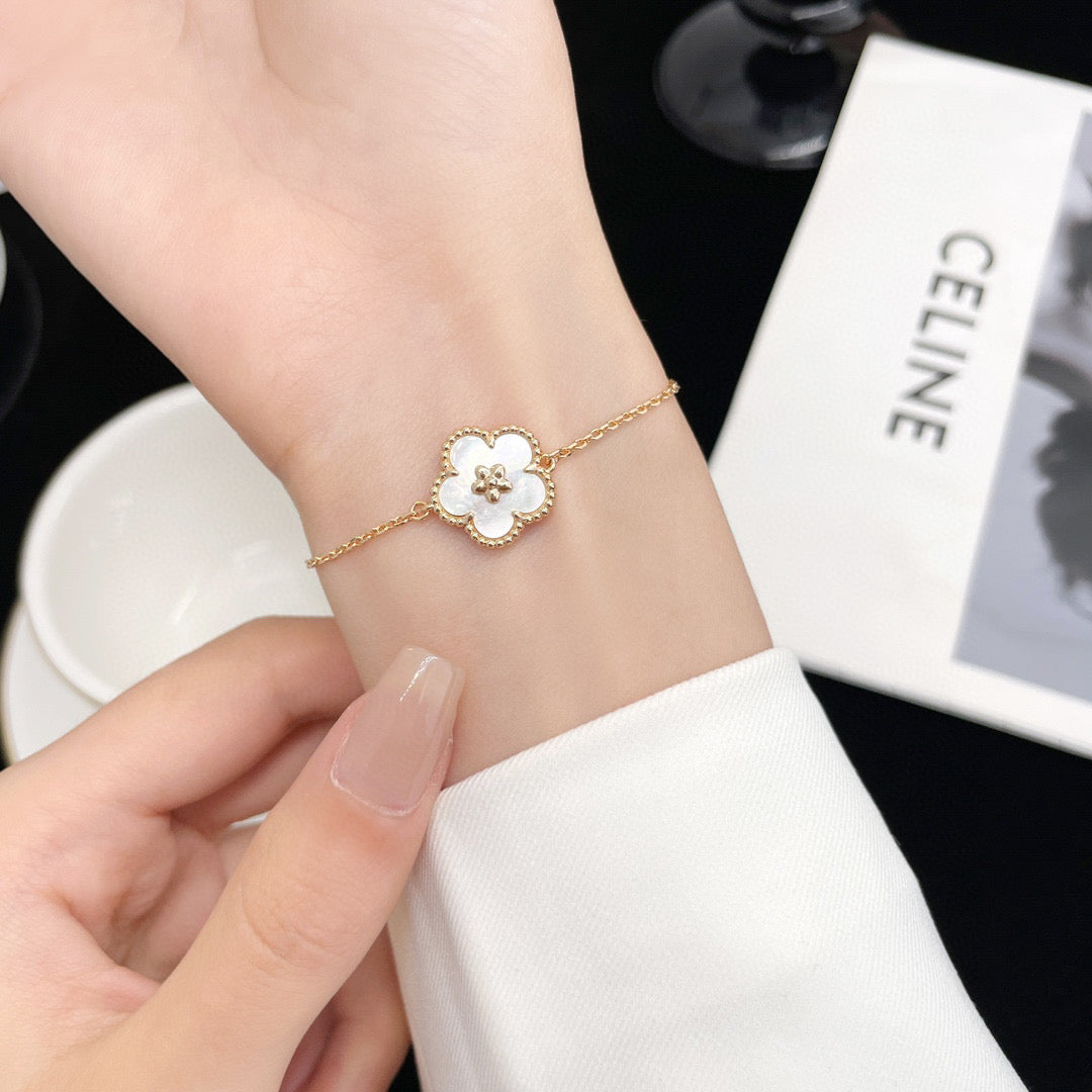 ¡®Lumi¡¯LUCKY WHITE MOP PLUM BLOSSOM  BRACELET