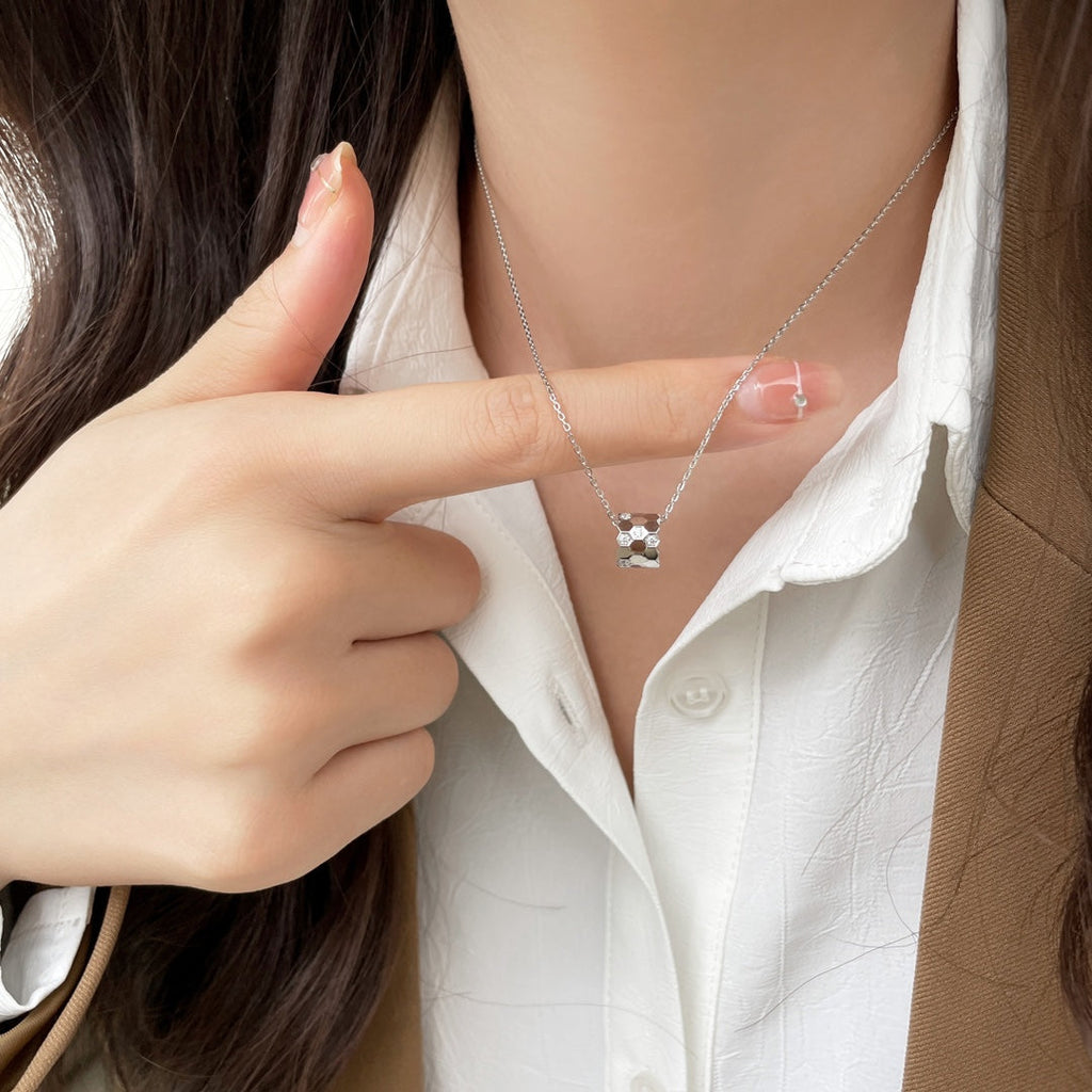¡®Lumi¡¯BEE MINI PEDANT DIAMOND NECKLACE
