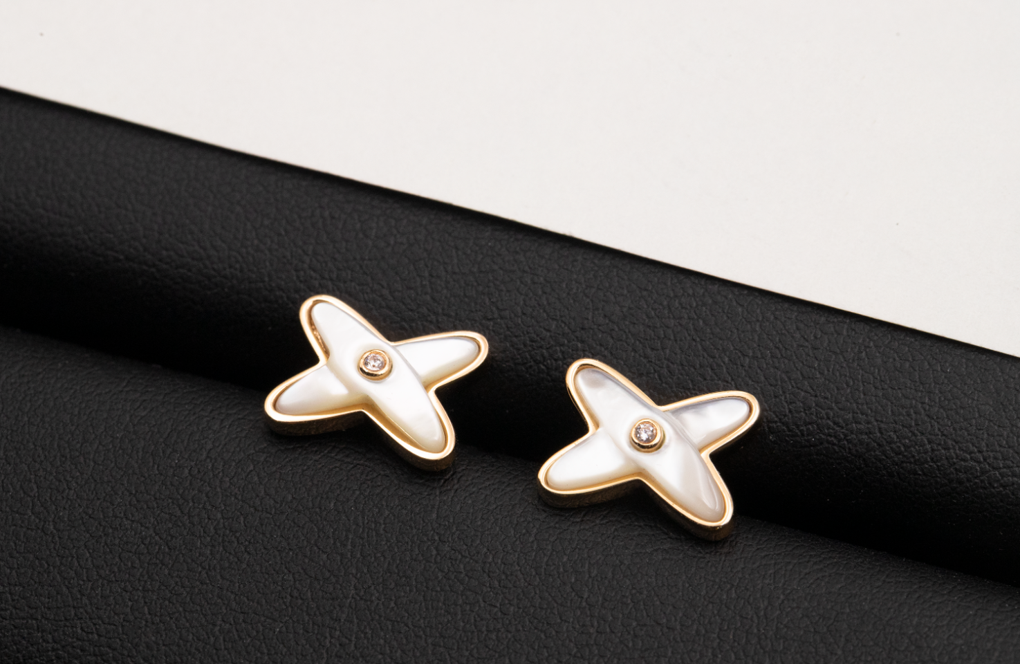 ¡®Lumi¡¯JEUX DE WHITE MOP PINK GOLD DIAMOND EARRINGS