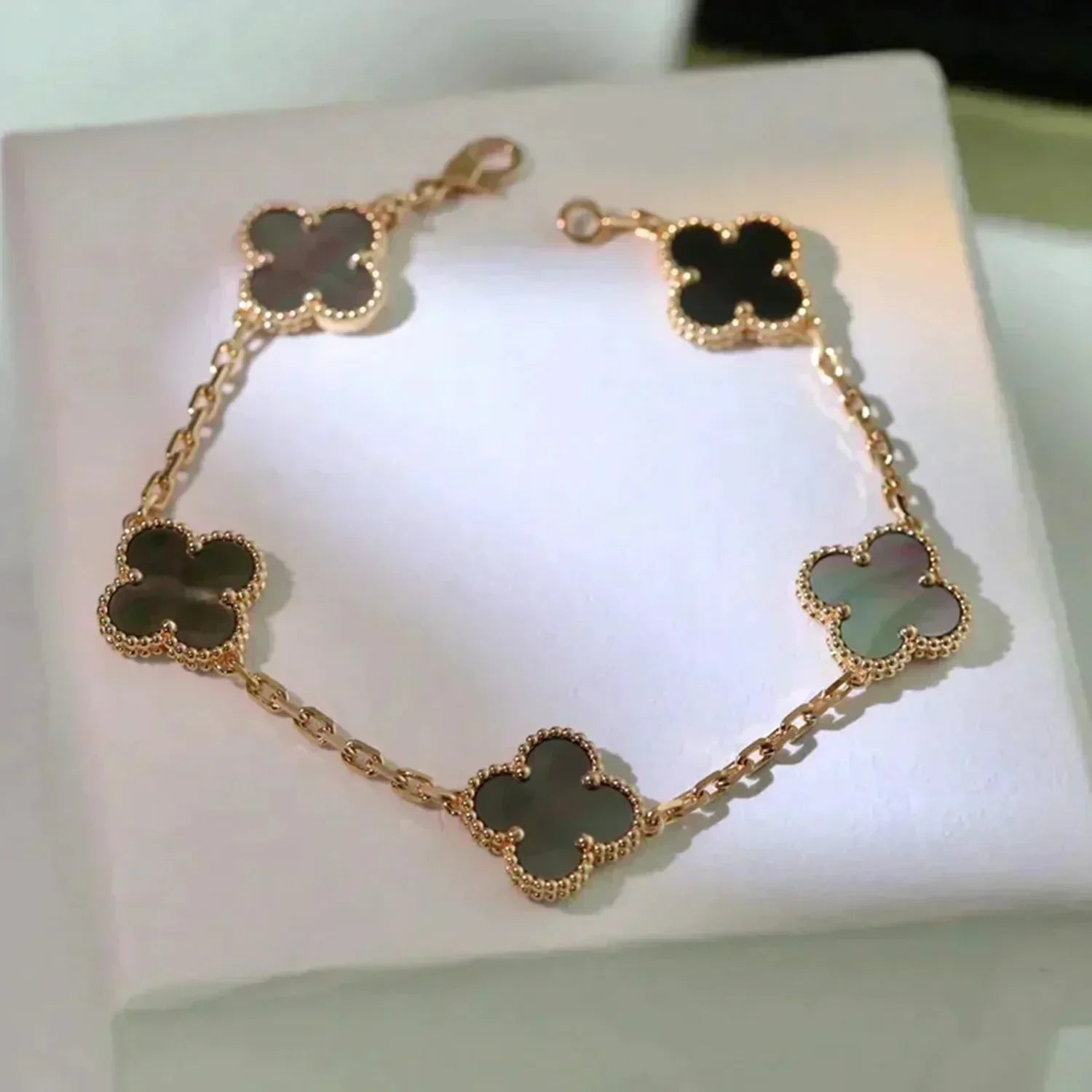[Lumi jewelry] CLOVER 5 MOTIF GRAY MOP BRACELET COLLECTION
