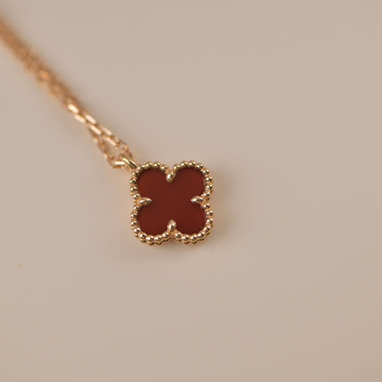 ¡®Lumi¡¯CLOVER MINI 9.5MM WHITE CARNELIANS NECKLACE