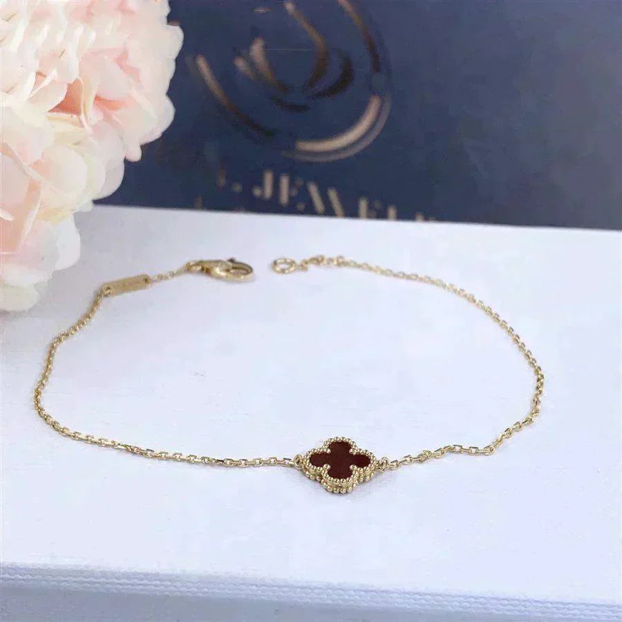 ¡®Lumi¡¯CLOVER  CARNELIAN SINGLE FLOWER BRACELET