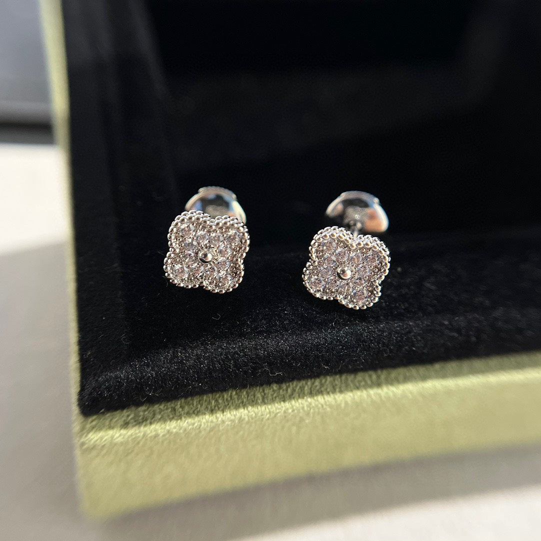 ¡®Lumi¡¯CLOVER MINI DIAMOND STUD EARRINGS